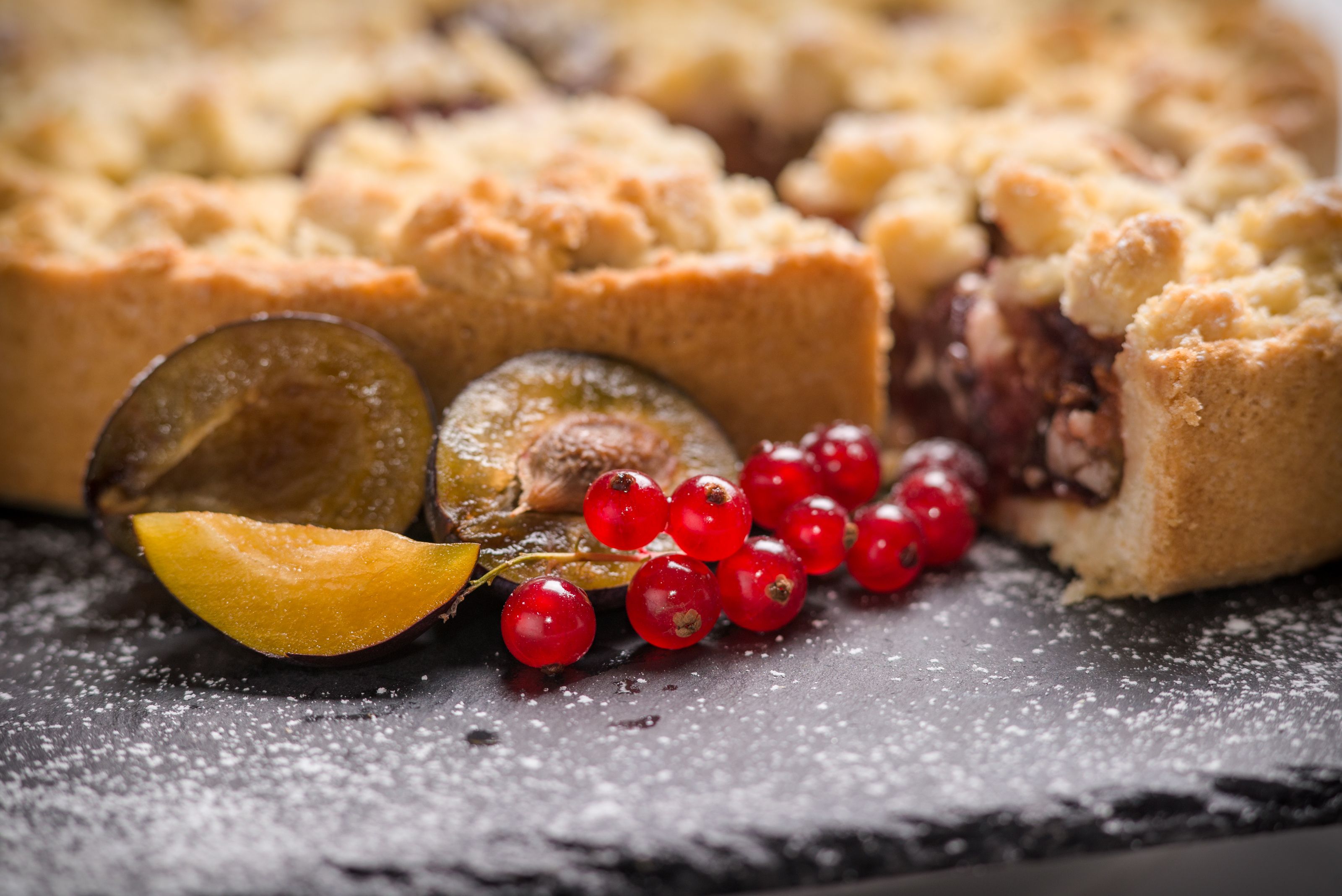 Pflaumen-Crumble-Tarte mit roten Johannisbeeren