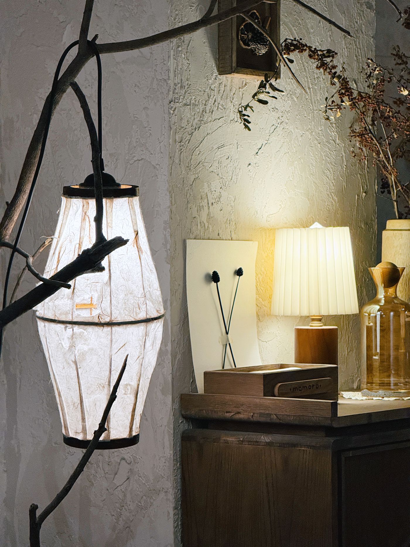 Intérieur chaleureux avec une lampe et des éléments décoratifs naturels