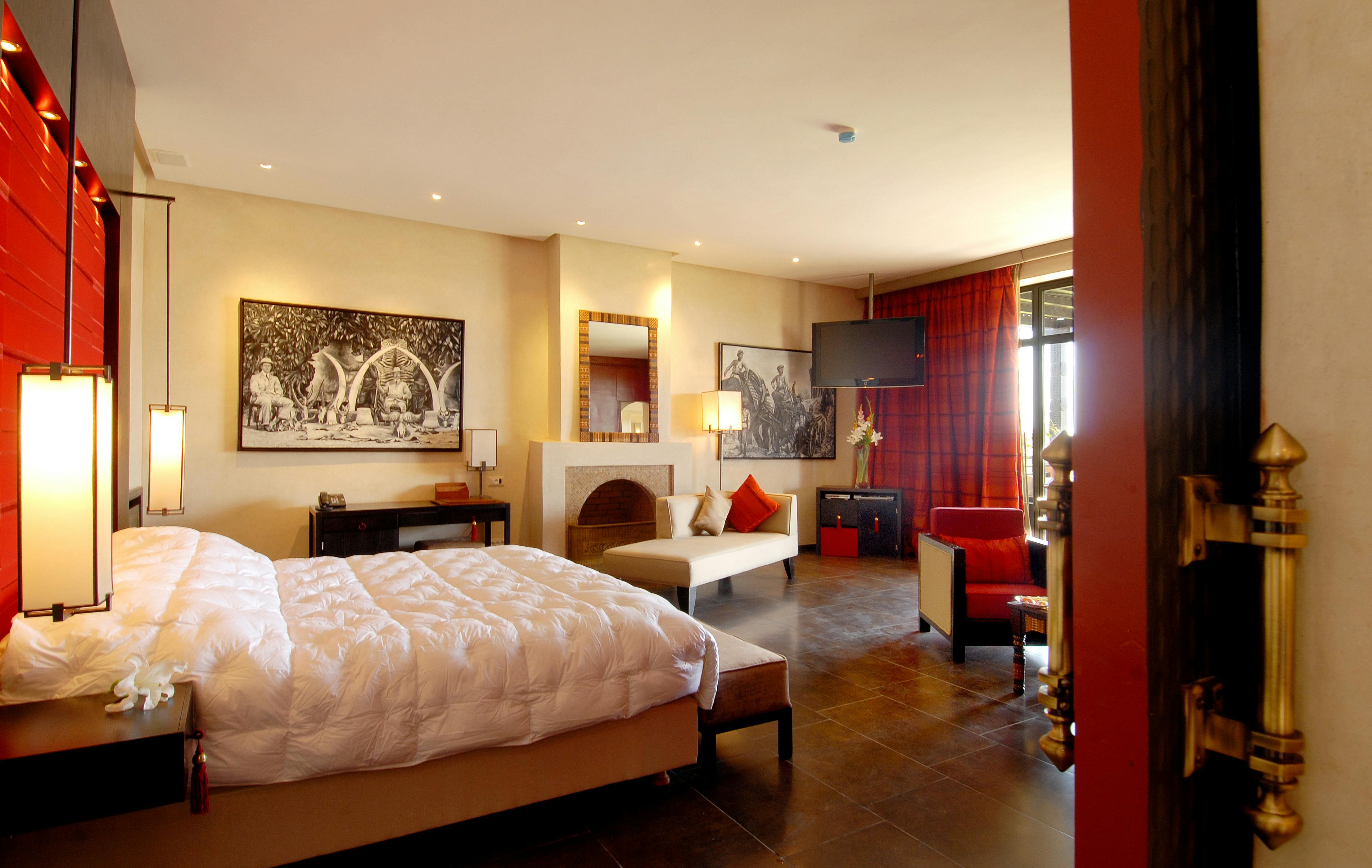 Free Elegant hotel room featuring modern design, warm lighting, and comfortable furnishings. Stock Photo