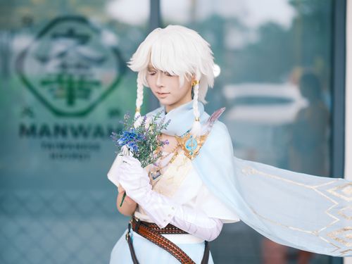 Free A person in elaborate fantasy costume holding wildflowers, embodying a serene and mystical vibe. Stock Photo