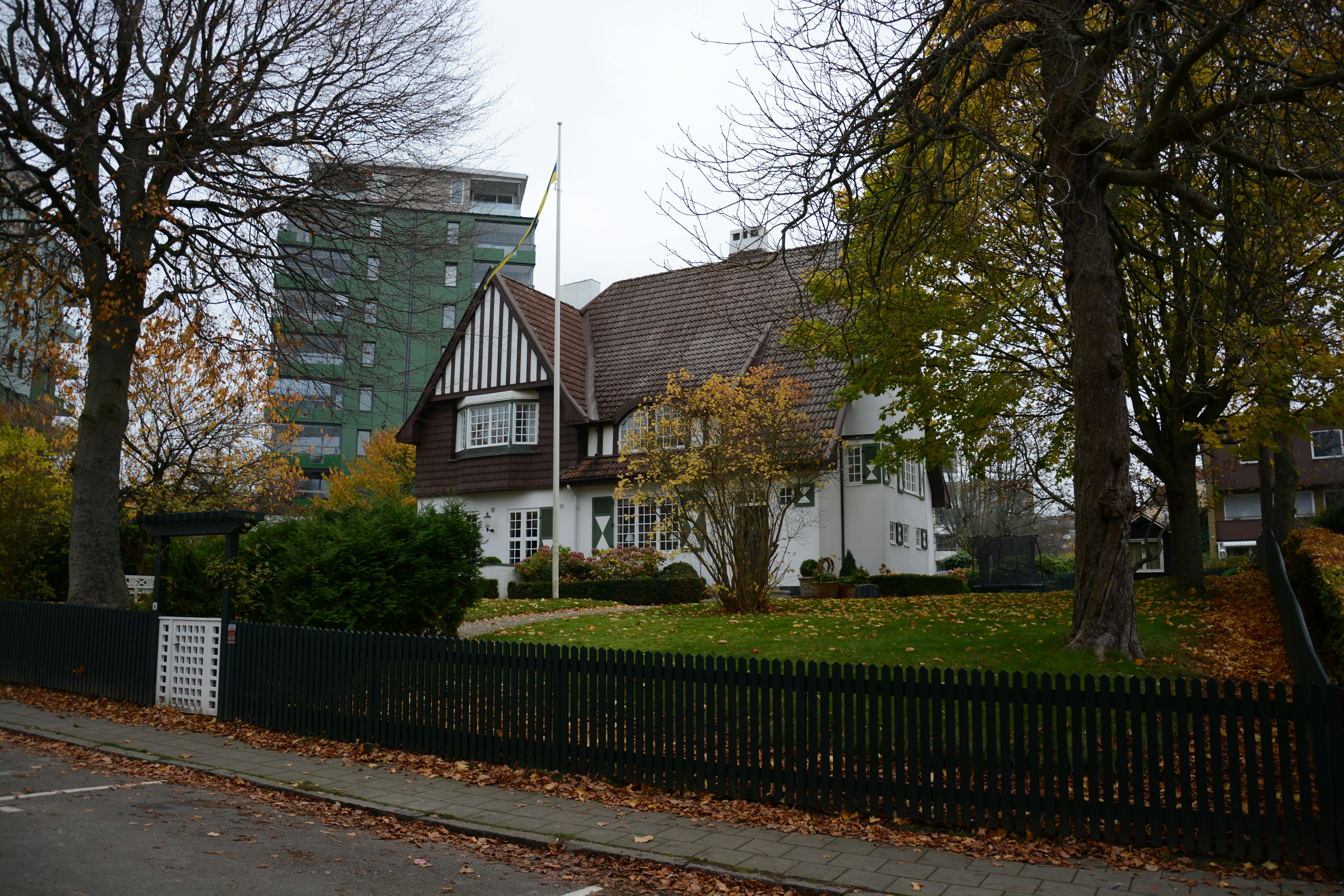 Miễn phí Một ngôi nhà theo phong cách Tudor đẹp như tranh vẽ được bao quanh bởi những tán lá mùa thu và những tòa nhà hiện đại. Ảnh lưu trữ