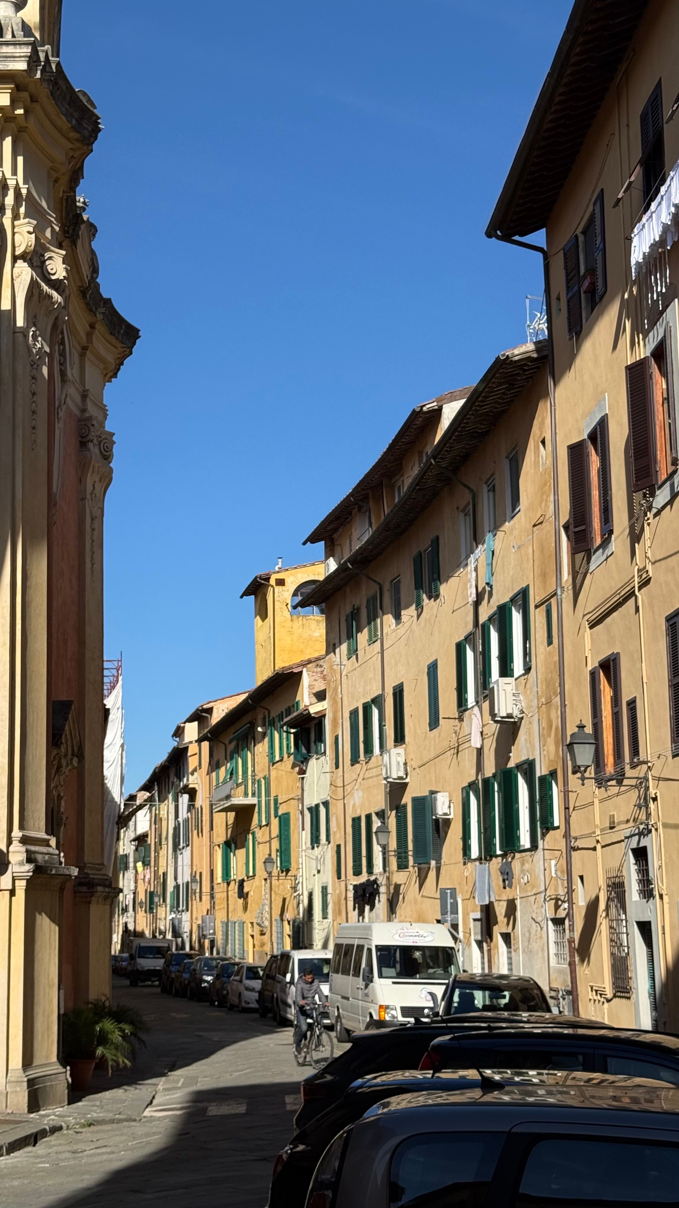 Charming Italian Street with Historic Architecture · Free Stock Photo