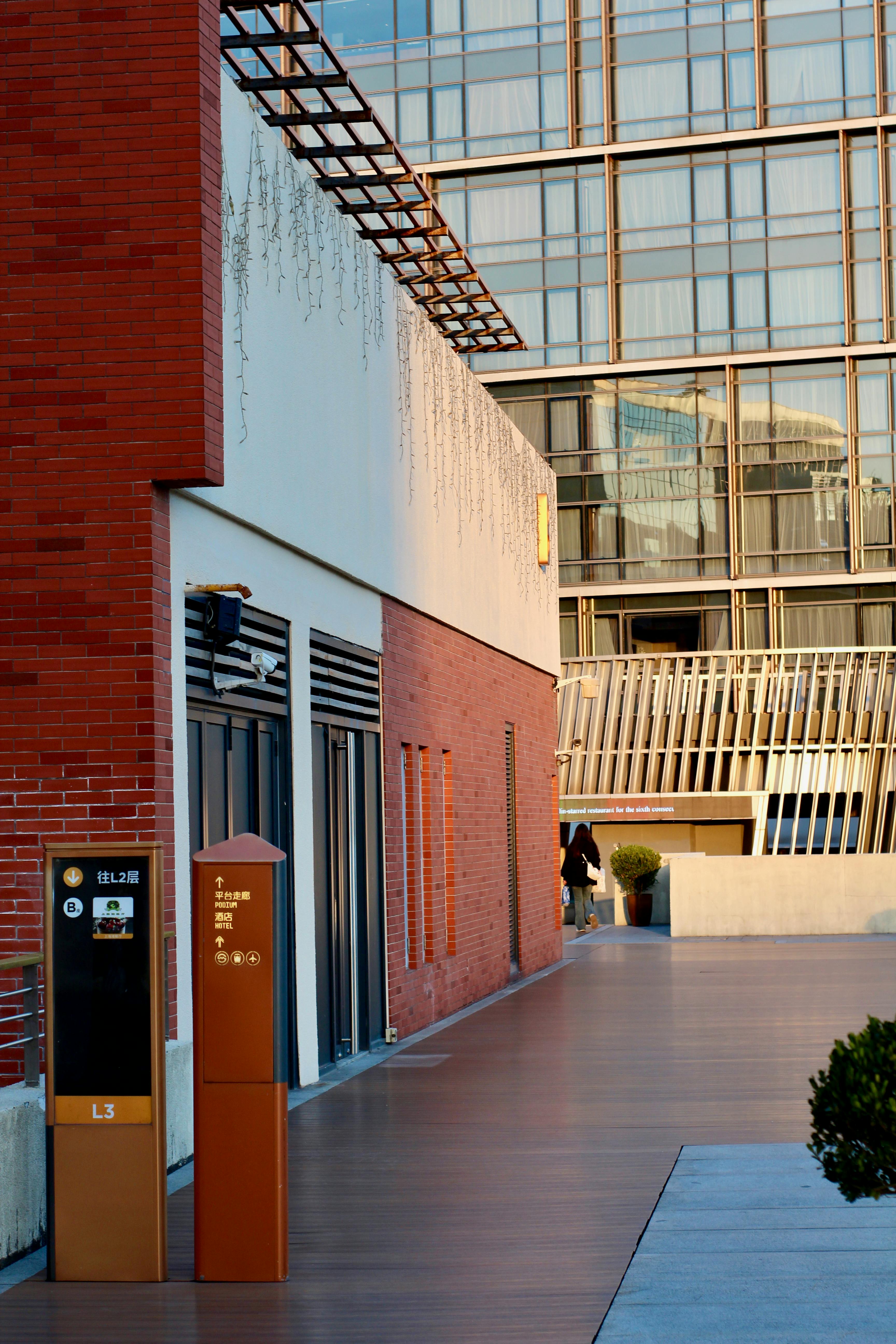 Gratis Escena urbana moderna con edificios de cristal reflectante y fachadas de ladrillo rojo. Foto de stock