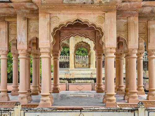 Free Explore the intricate Mughal architecture of Jaipur's historic temple featuring ornate arches and cultural richness. Stock Photo