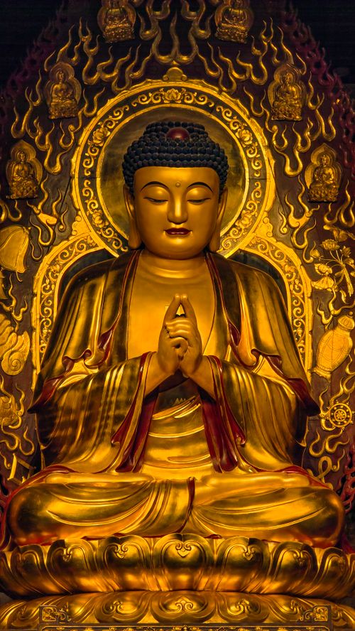 Free A majestic golden Buddha statue in a Xi'an temple, showcasing intricate designs. Stock Photo
