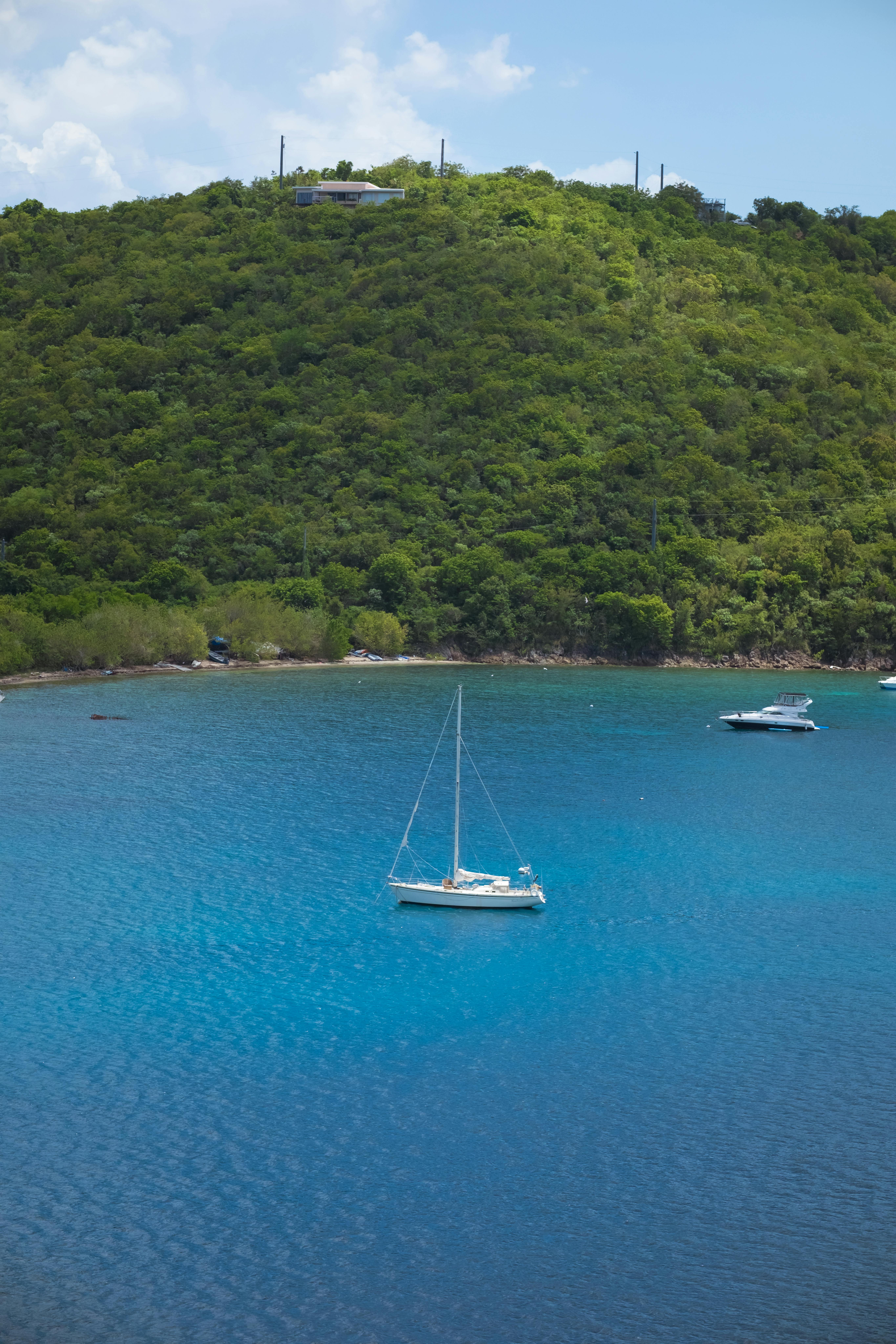 Voiliers mouillés dans une baie caribéenne aux eaux turquoise