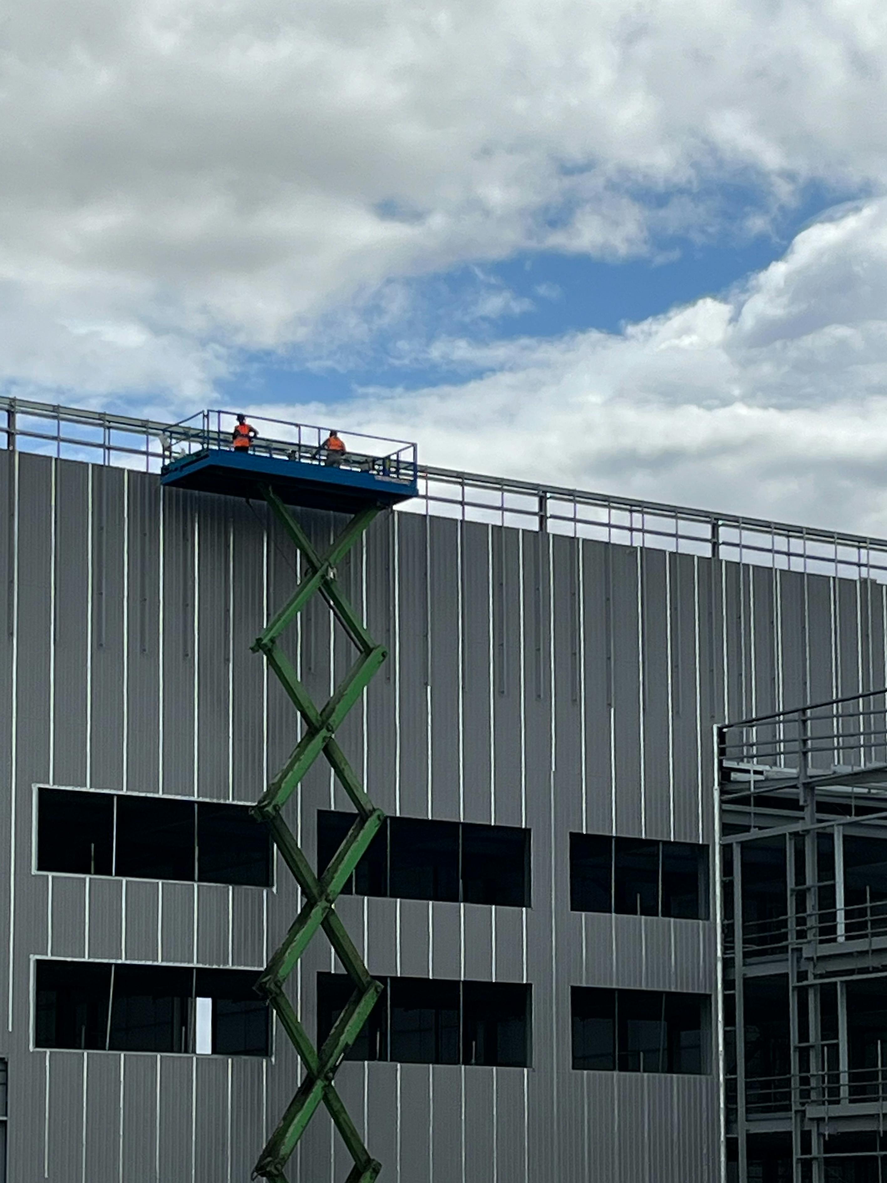 AI-driven predictive maintenance in factories