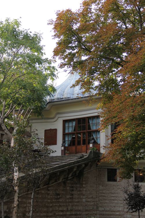 Free A historical building surrounded by autumn foliage, capturing a serene and picturesque moment. Stock Photo
