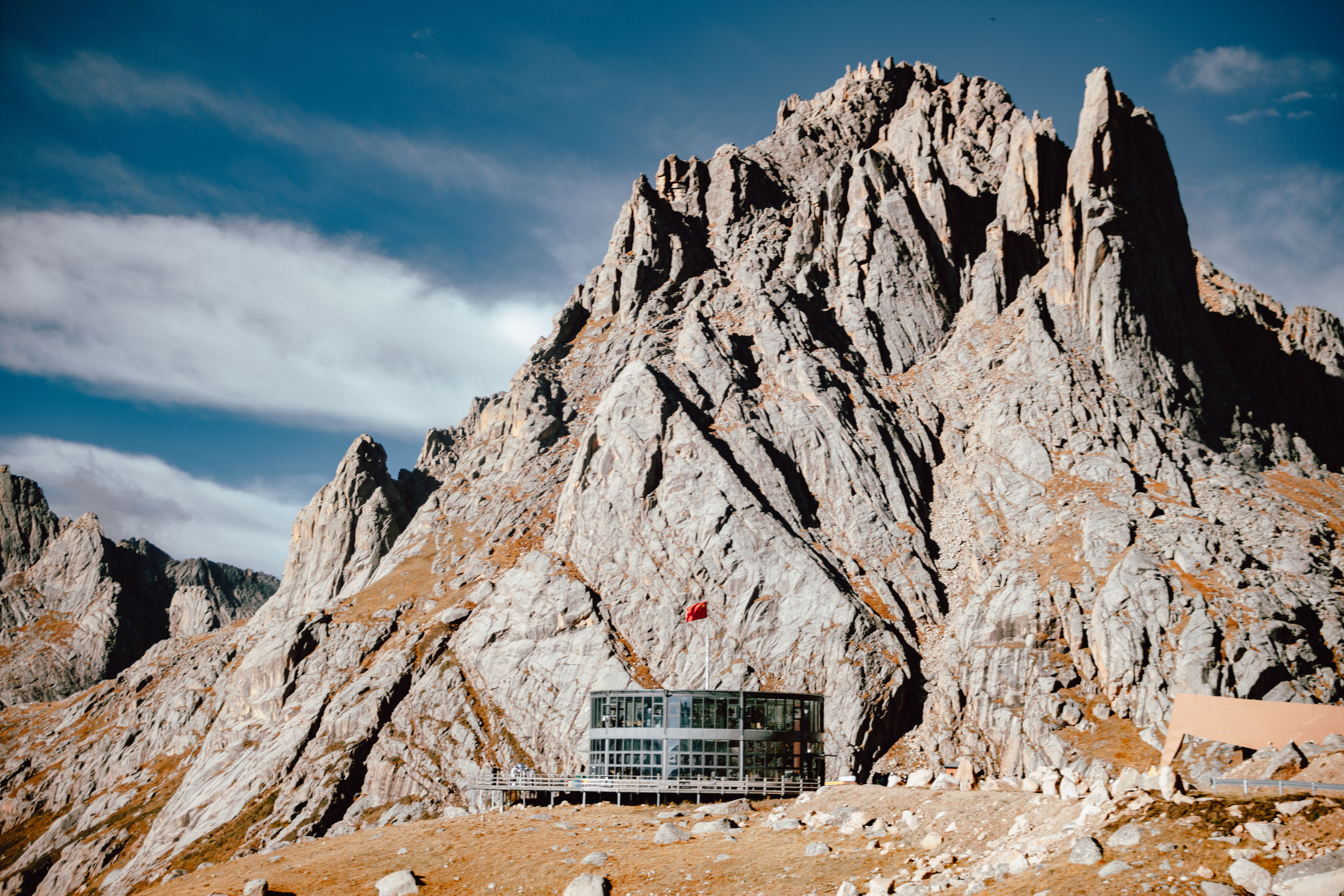 Modern Alpine Lodge in Rugged Mountain Landscape · Free Stock Photo