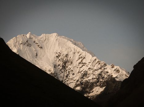 Stunning view of snow-capped Andean mountain in Cuzco, Perú, captured at dawn.