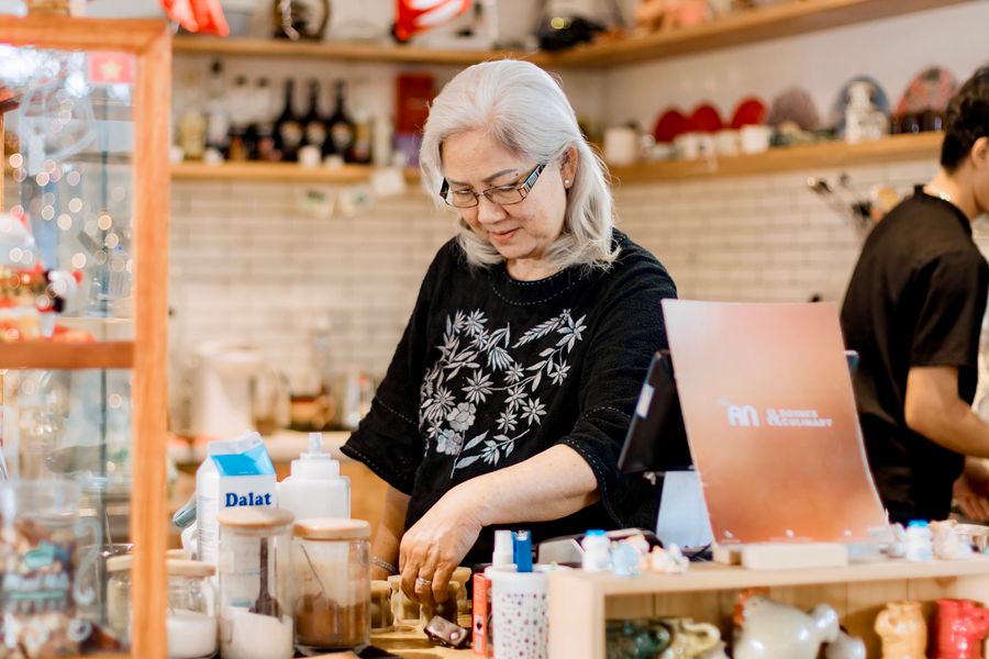 Coffee shop and cafe owners