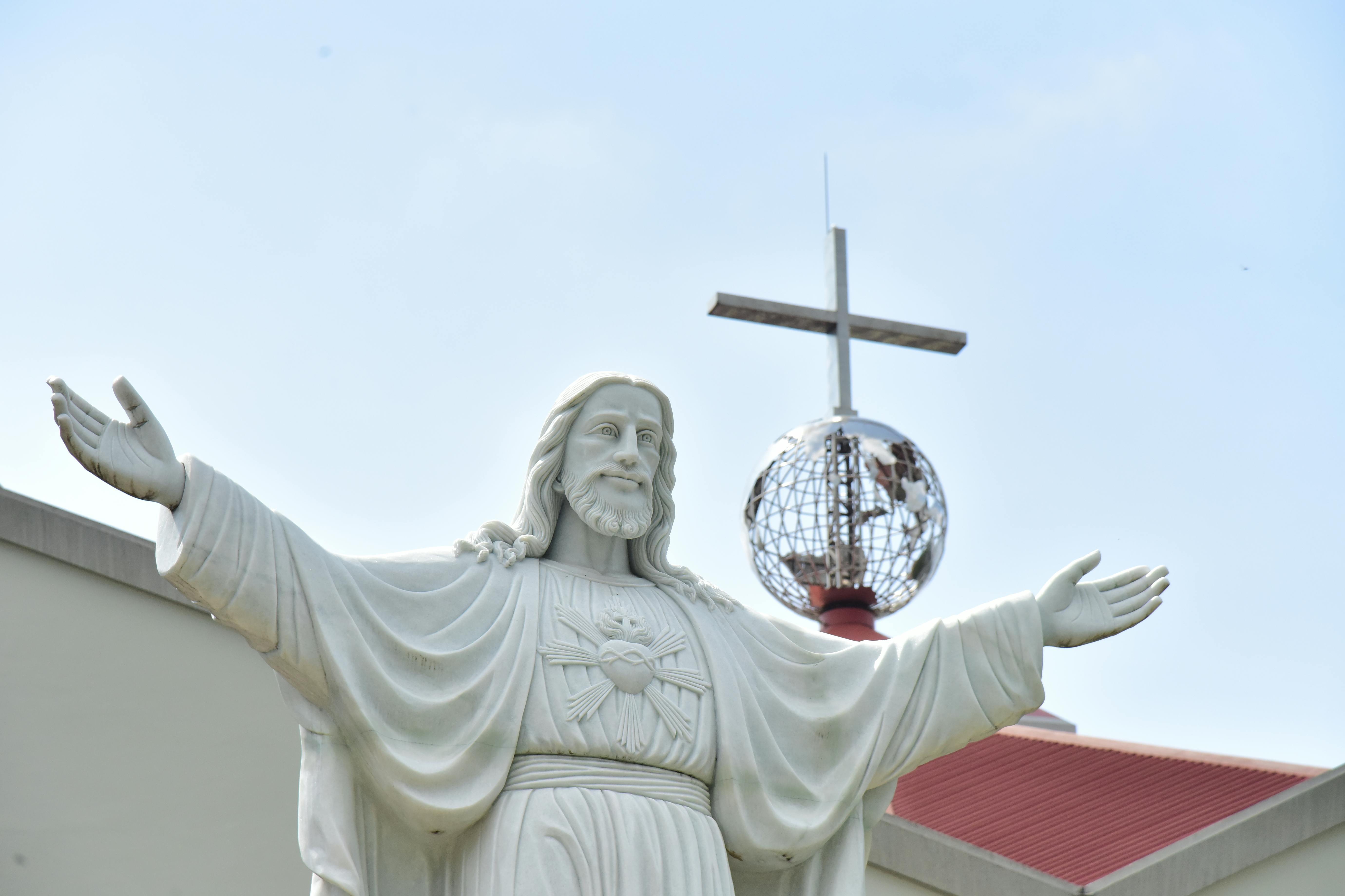 Kendini dünyanın kurtarıcısı olarak gören bir kişinin dramatik silueti ve ışık hüzmesi, Mesih Kompleksi ve büyüklük sanrılarını temsil ediyor.