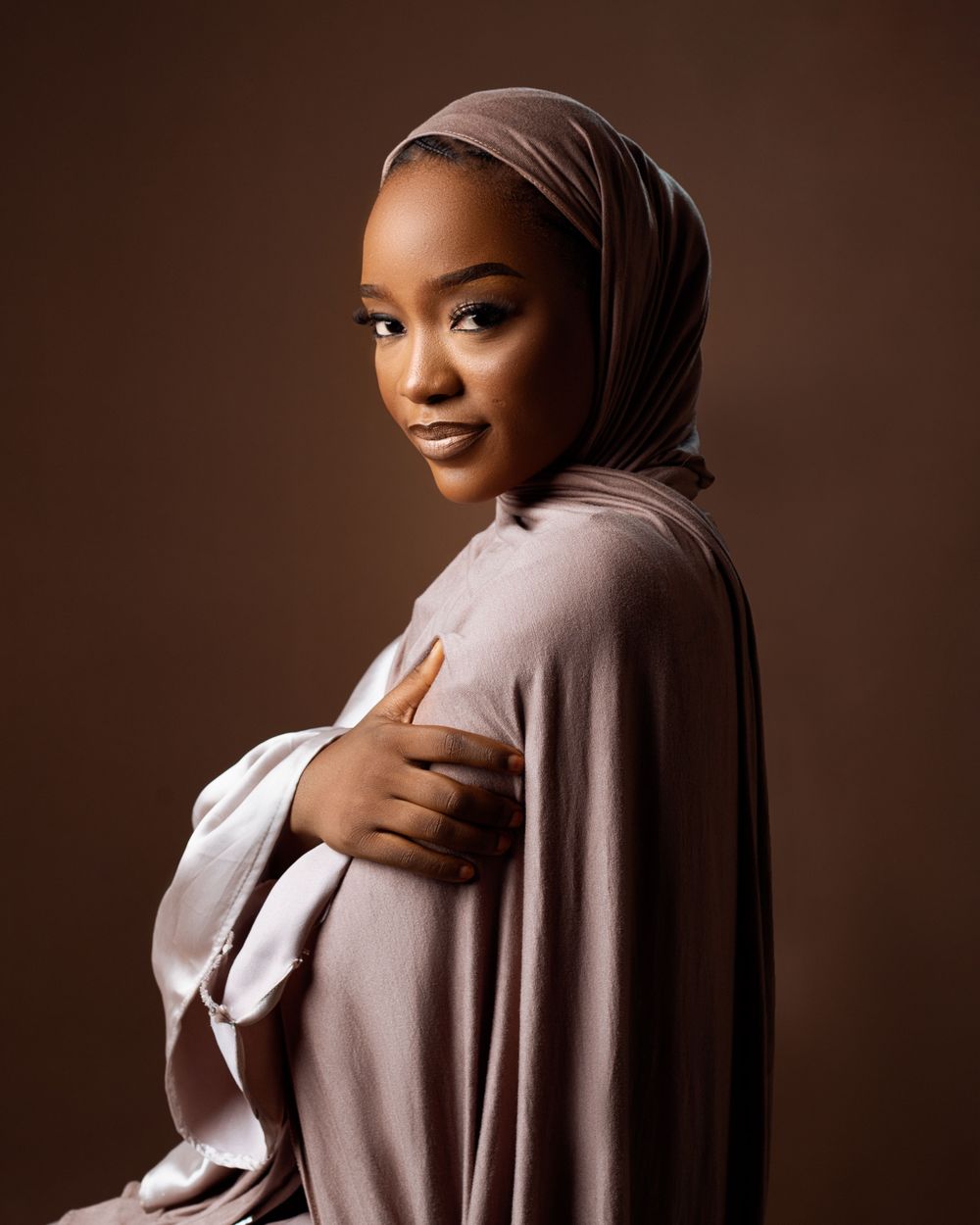 Model mengenakan hijab dengan gaya anggun