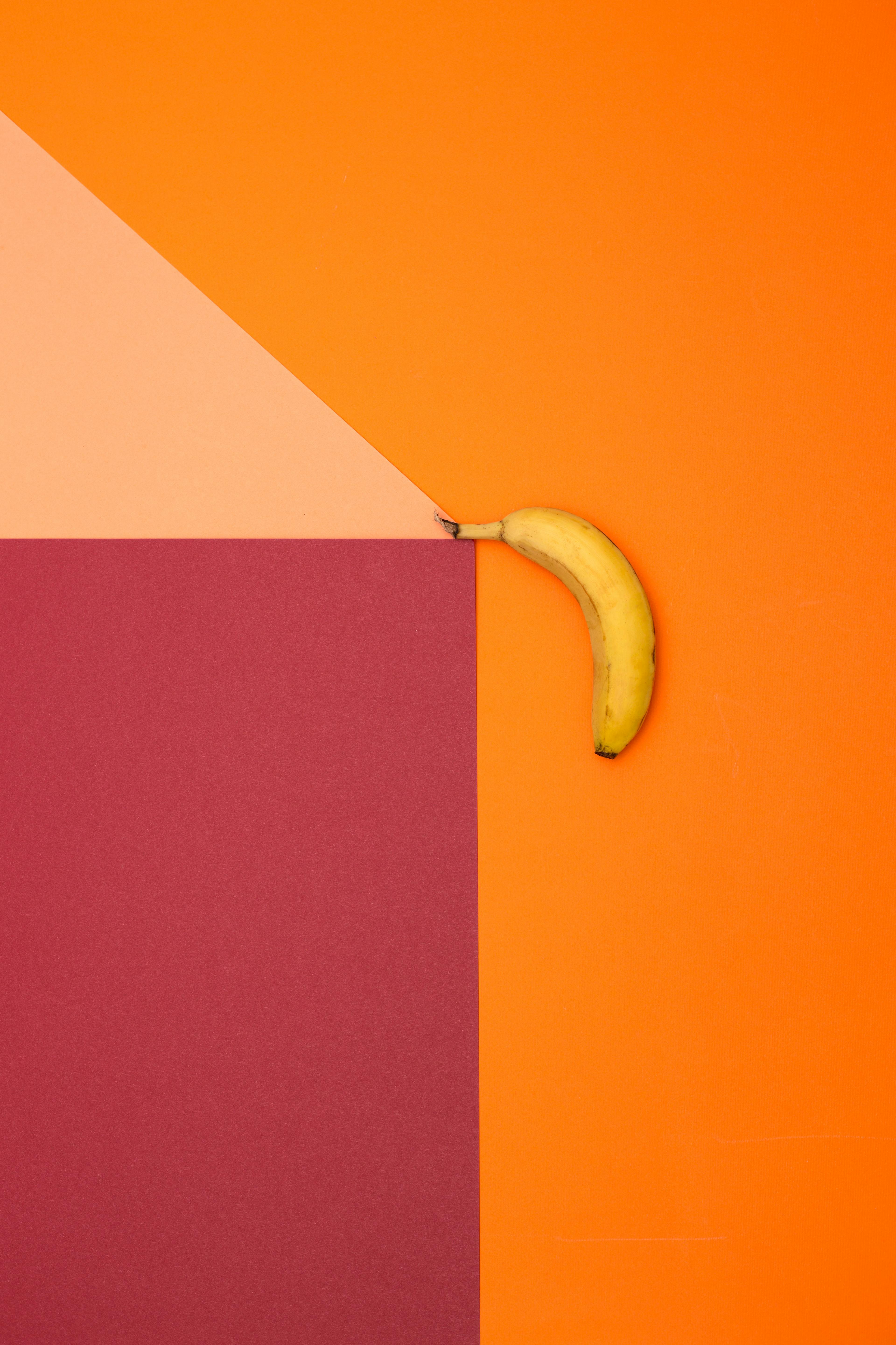 Gratis Disegno astratto colorato raffigurante una banana su uno sfondo geometrico multicolore. Foto a disposizione