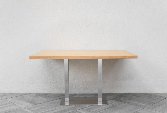 Table en bois massif au design épuré, exemple de mobilier sur mesure d'ébéniste