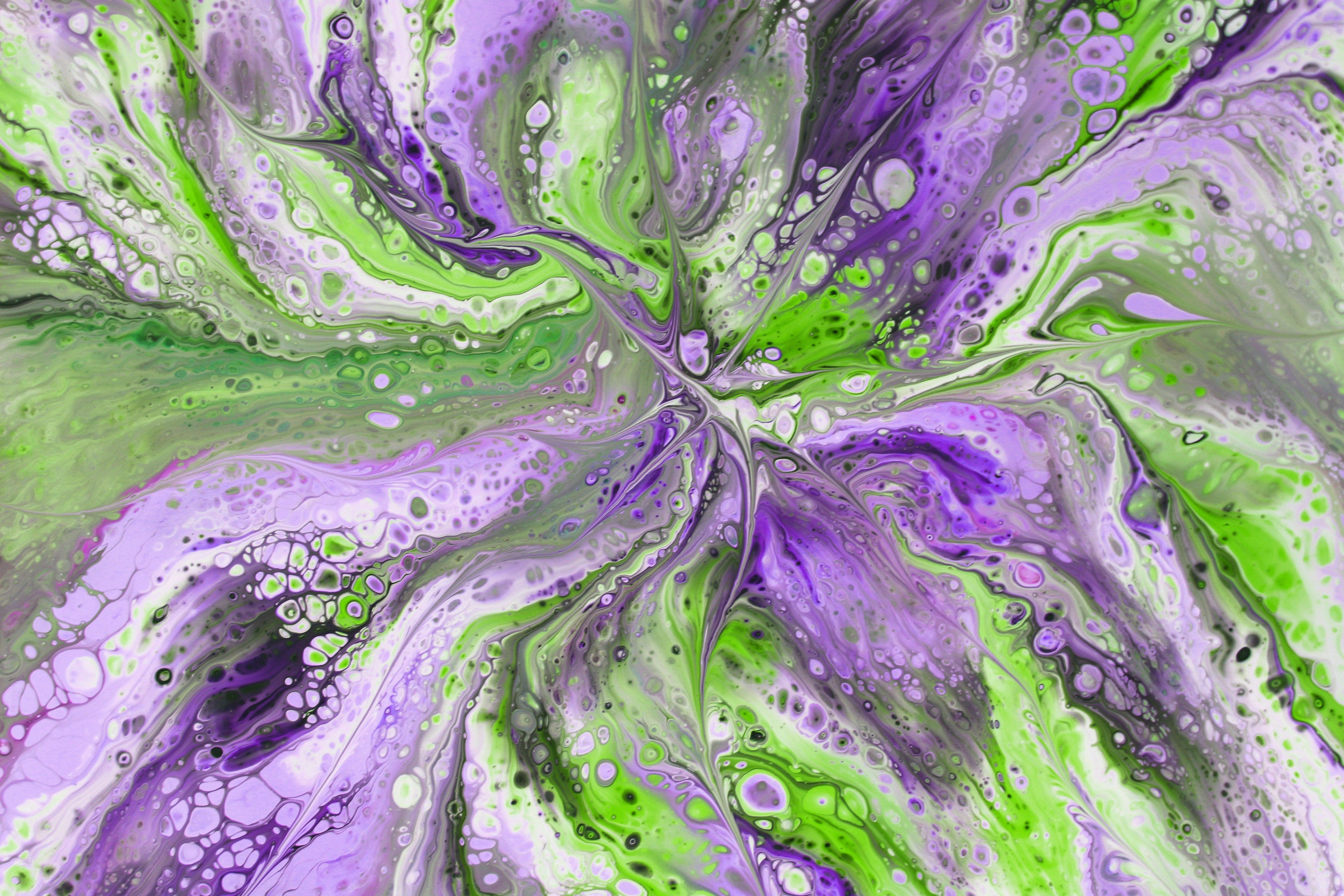 Abstract Fluid Art with Green and Purple Swirls · Free Stock Photo