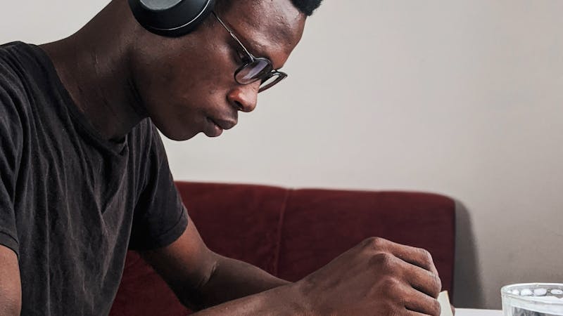 remaja berkumpul bersama teman dengan ponsel