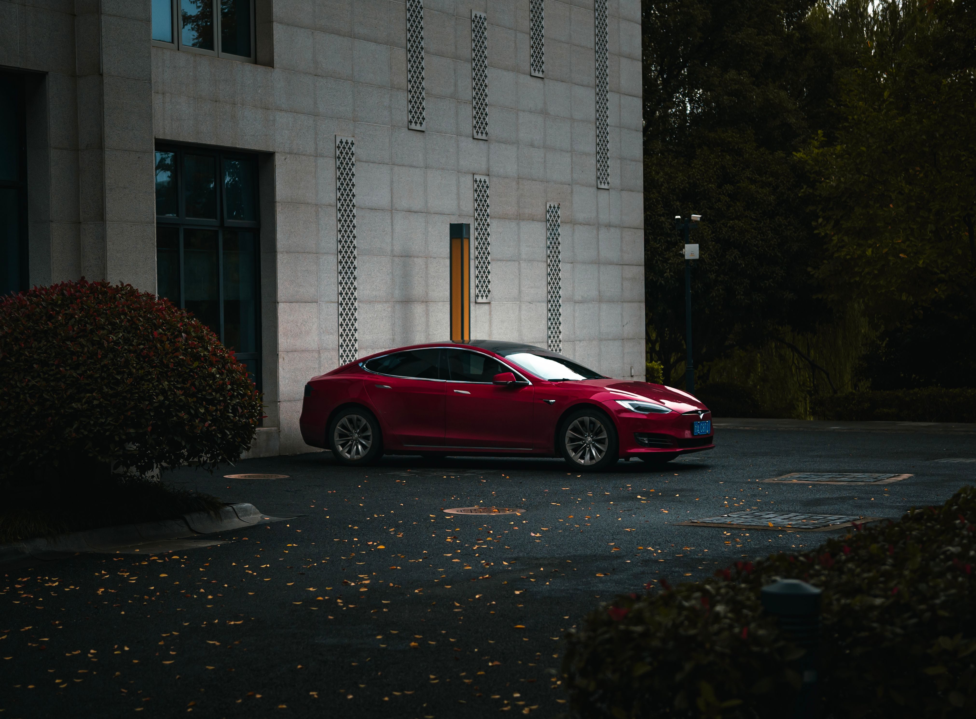 Model S 城市背景下的低趴剪影，气场统治一切