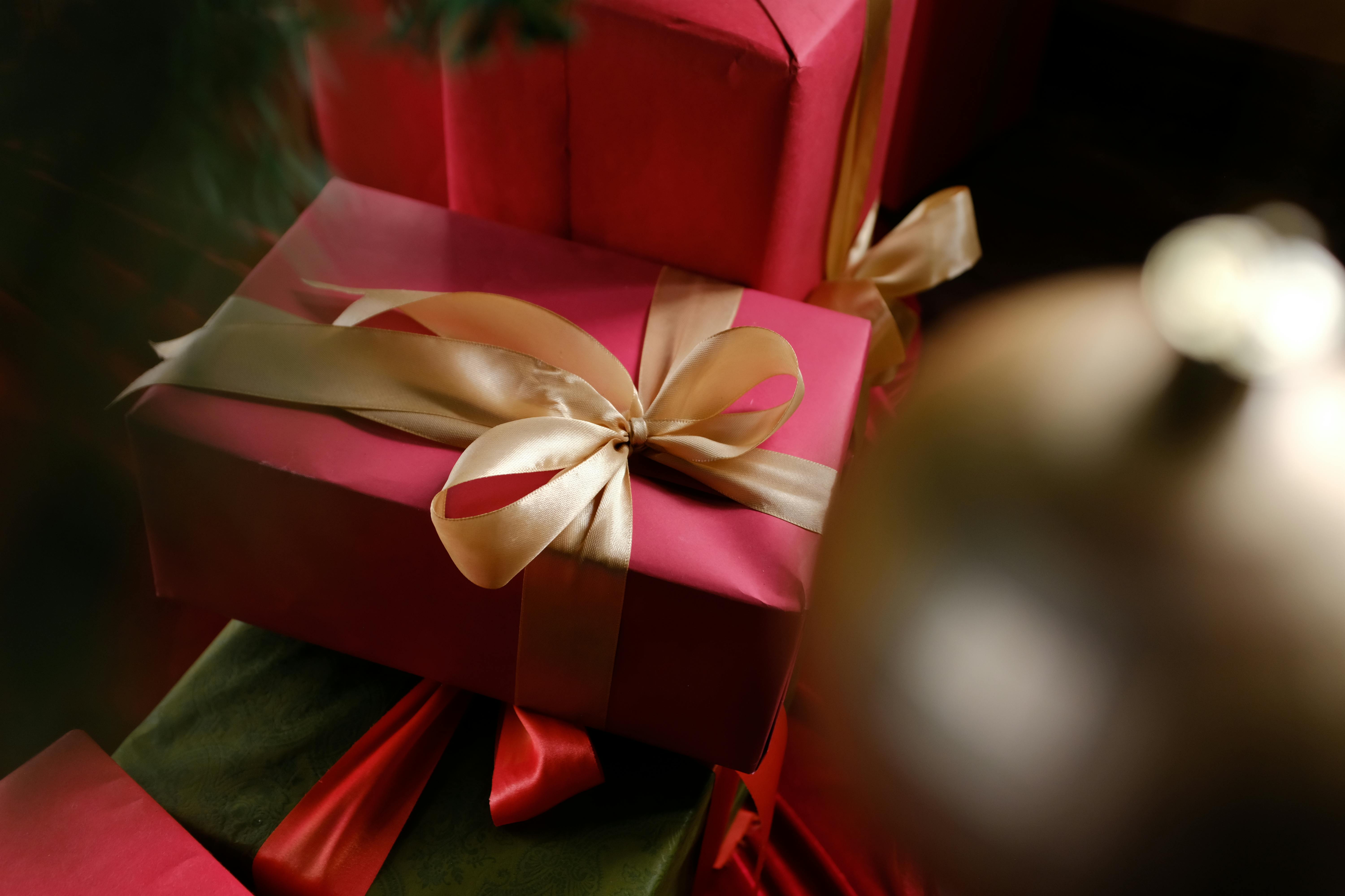 Rahasia Kado Valentine Tak Terlupakan: Ungkap Rasa Sayang Lewat Sentuhan Personal Bersama Red Ribbon Gift!