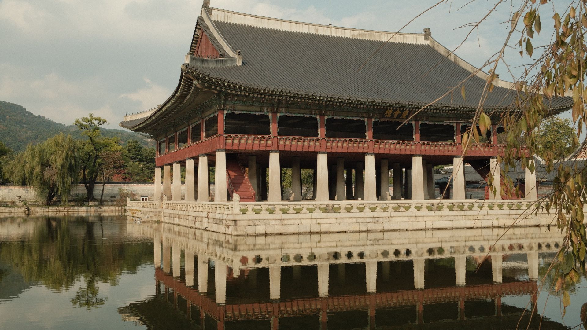itinerary seoul 5 hari dengan pemandangan istana Korea dan taman tradisional di Seoul