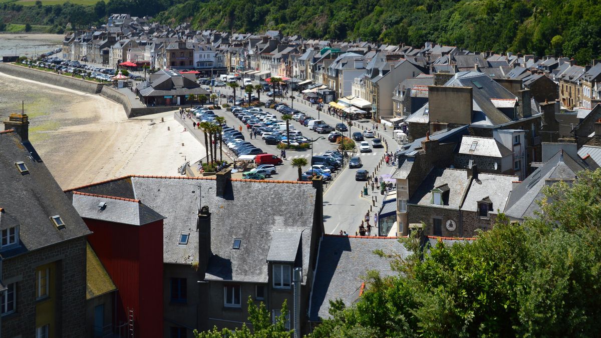 Acoperisuri de ardezie si faleza cu terase, la Cancale