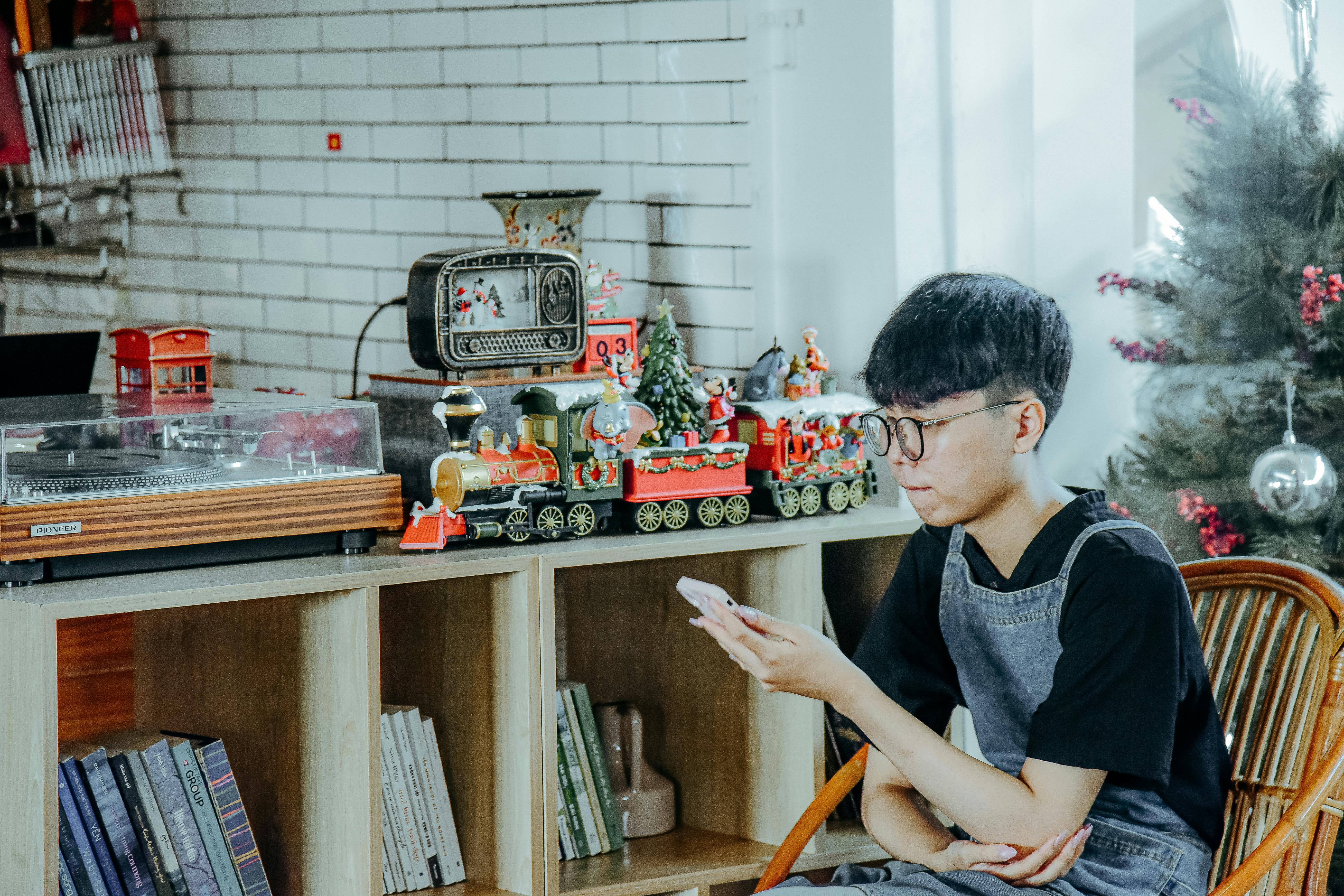 These Christmas Songs Most Likely to Tank Productivity at Work, Study Finds — Photo by 🇻🇳🇻🇳Nguyễn Tiến Thịnh 🇻🇳🇻🇳 on 