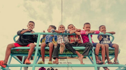 Immagine gratuita di bambino asiatico, destinazione del viaggio, pontile per barche