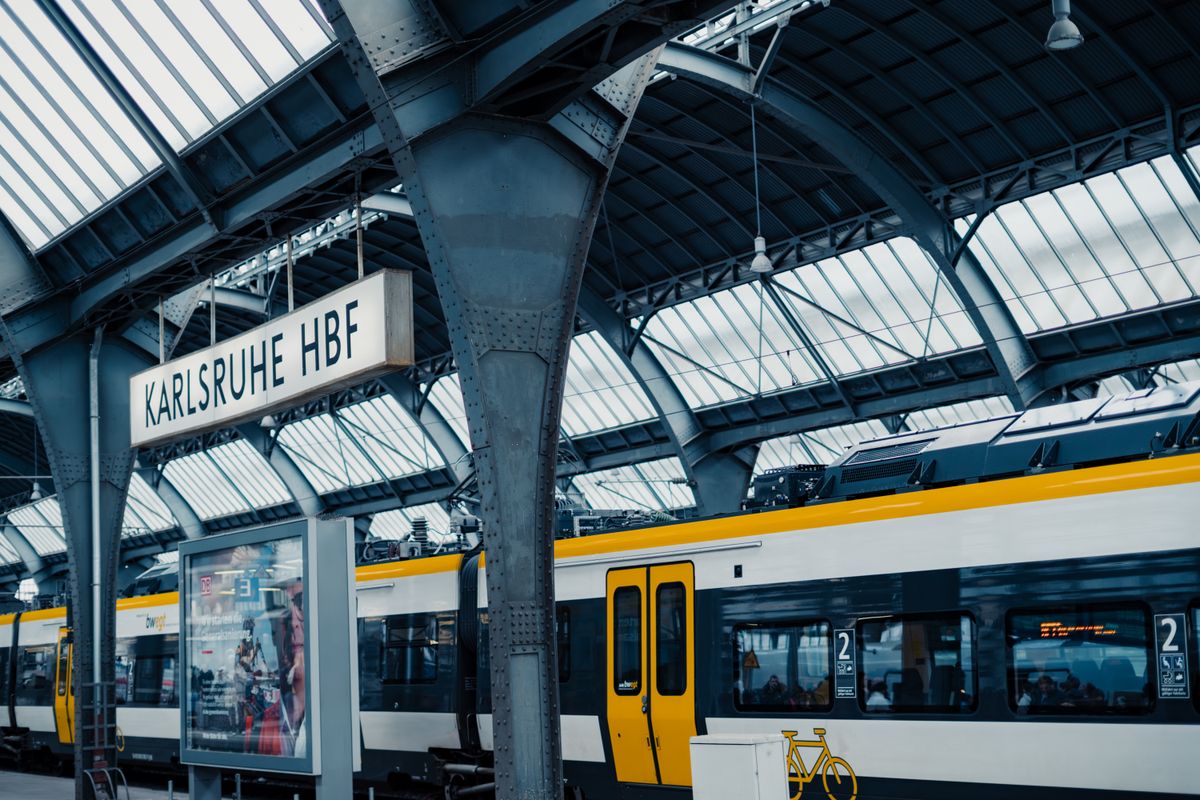 Interiorul unei gări din Karlsruhe, cu un tren regional oprit la peron