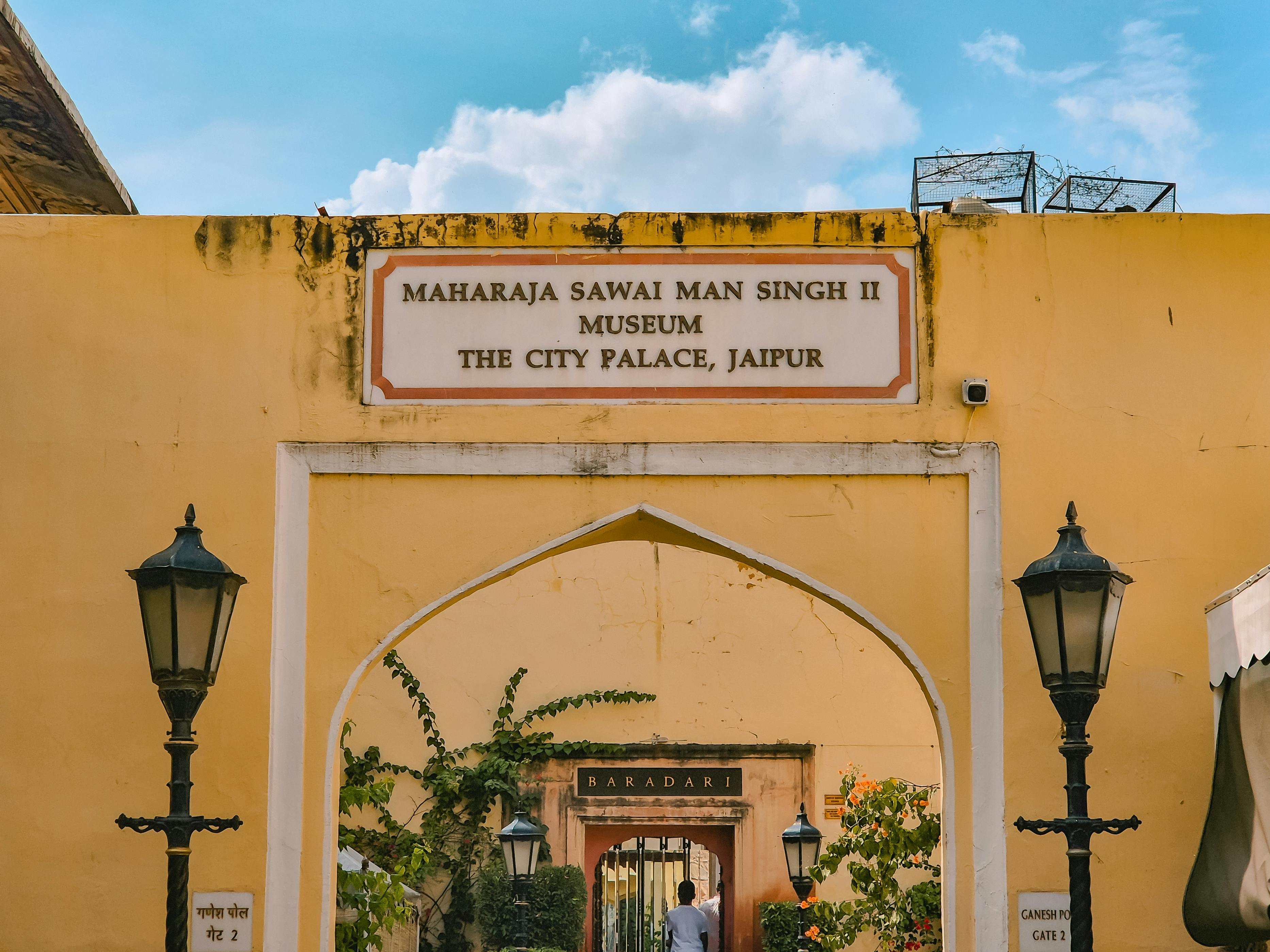 Imajen kolagem kona-ba Ranveer Singh iha filmu Dhurandhar, hero Overwatch Mizuki, no fasada museu jail Chanchalguda iha Hyder