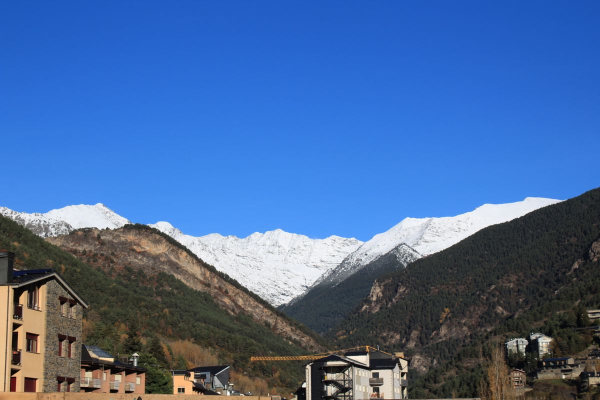 Piscuri înzăpezite deasupra parohiei La Massana, sub cer albastru