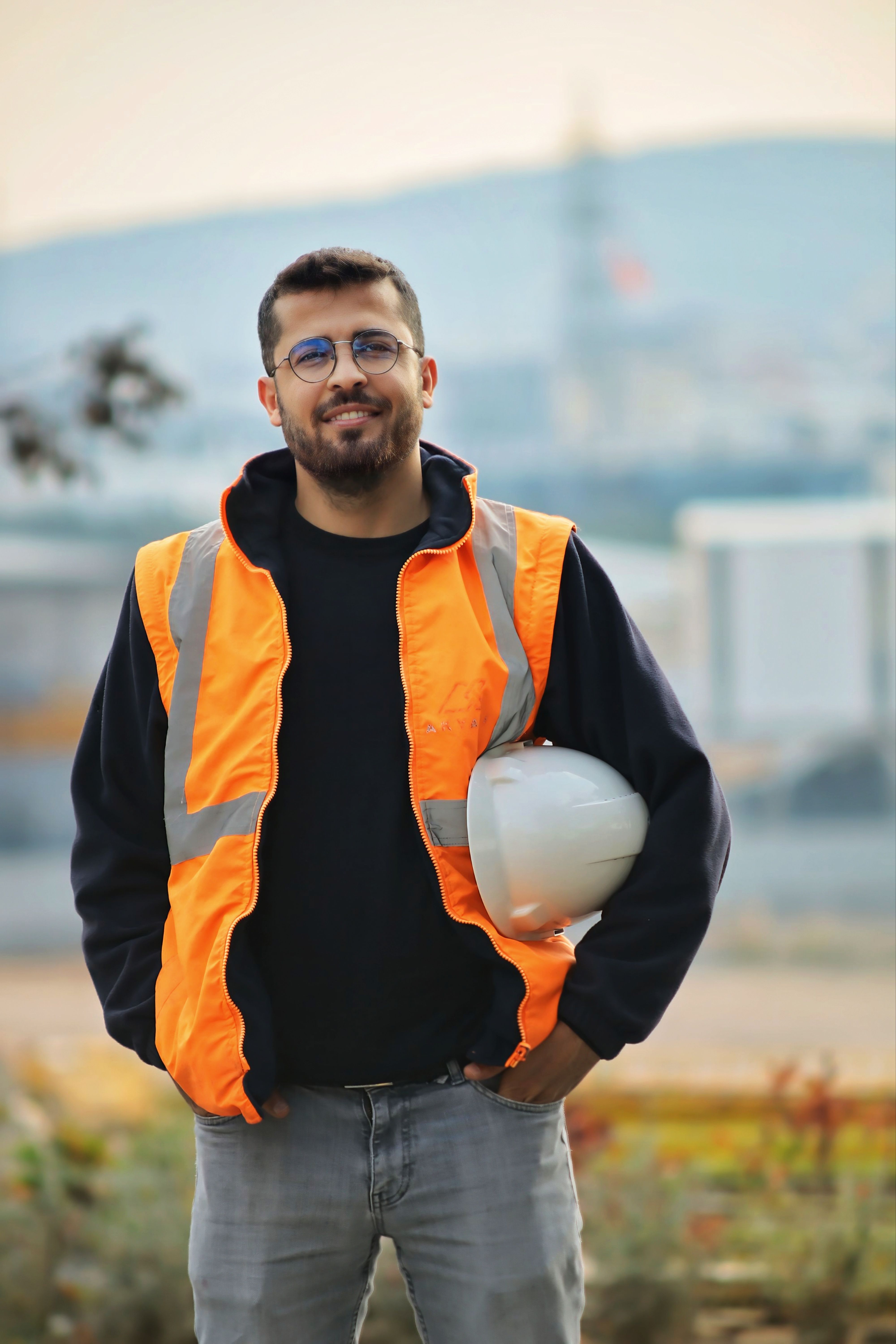 Trabalhador com EPI completo — capacete e colete de segurança