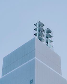 低角度视角下的现代几何建筑，在蓝天的映衬下展现当代建筑风貌