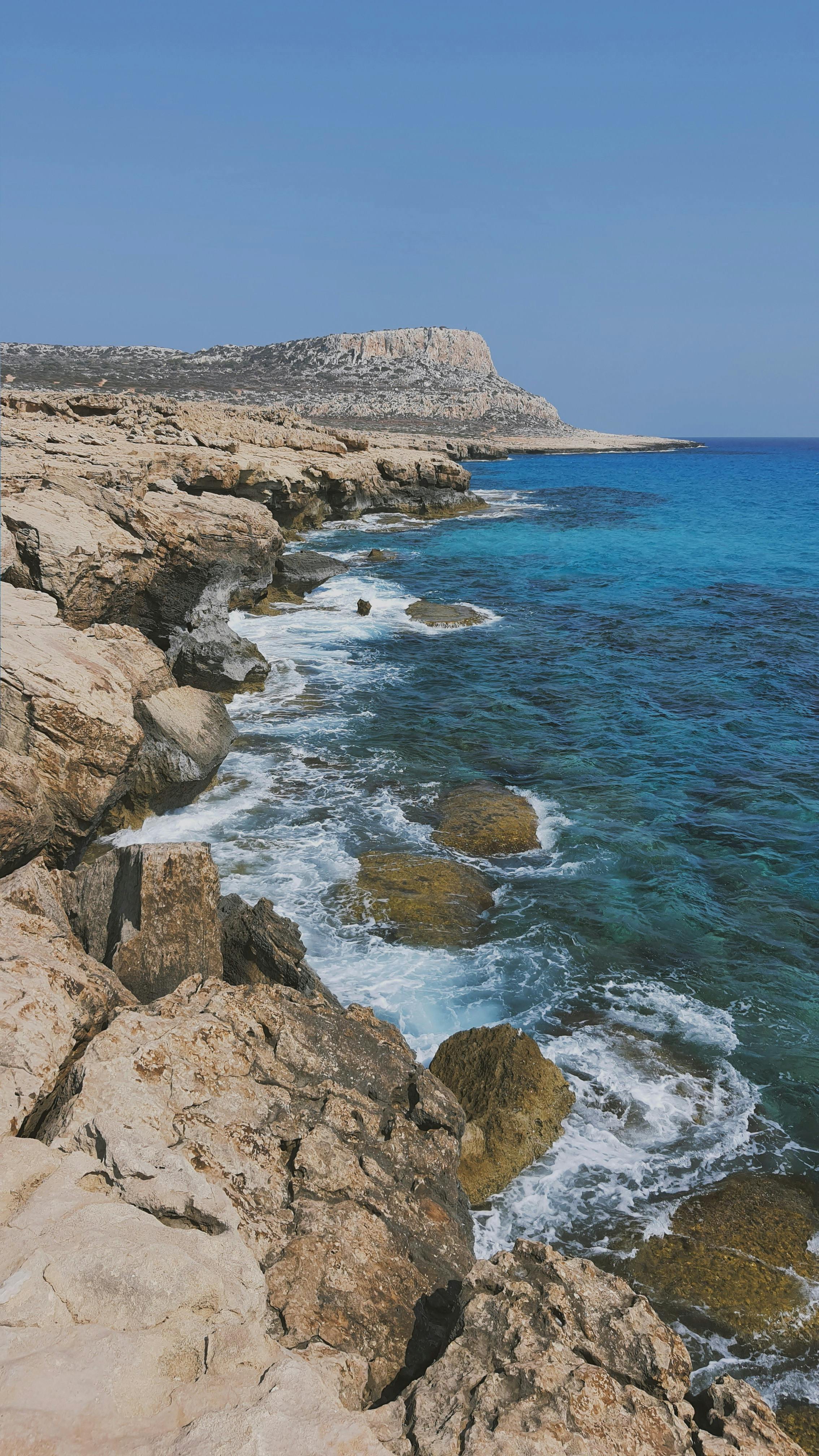 Falaises côtières et mer turquoise à Chypre.