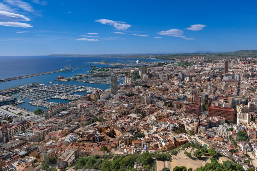 Vista aérea de Alicante, su marina y el casco urbano