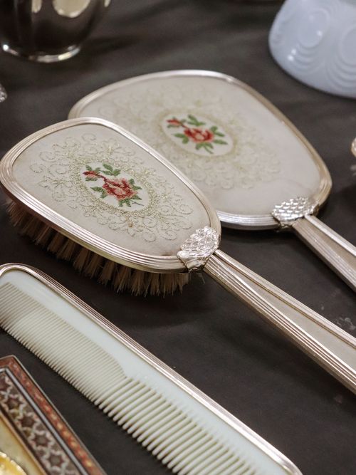 Free A classic vintage vanity set featuring ornate brushes and a comb, perfect for chic decor. Stock Photo