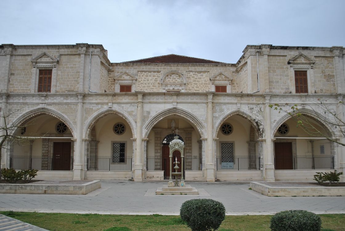 Historic Stone Building with Arched Facade · Free Stock Photo