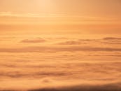 德国莱茵兰-普法尔茨迈卡默雾覆盖的风景上，金色的日出宁静而美丽