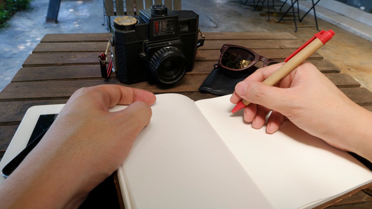 ノートに書き込む手元(イメージ)