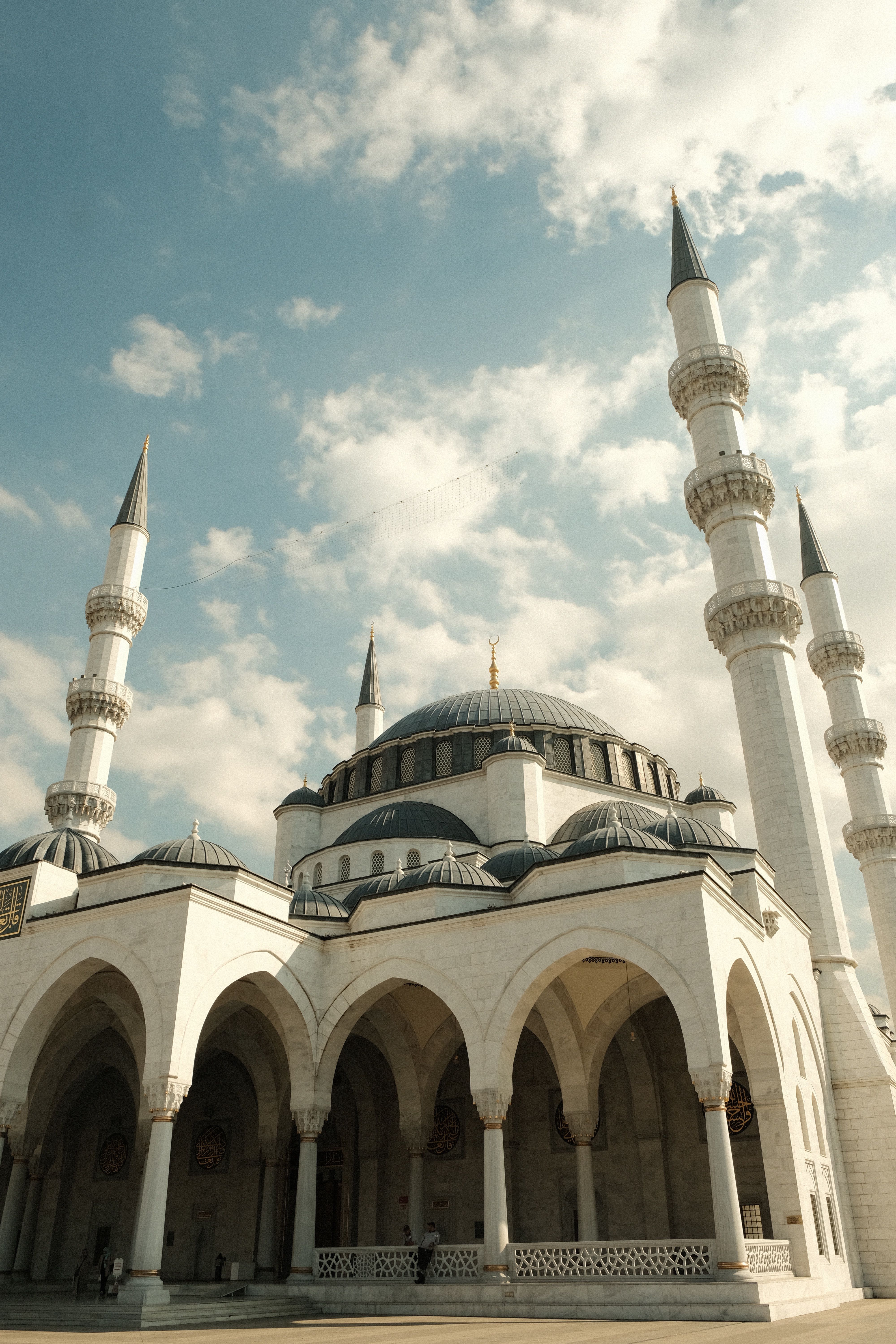 Elegant Mosque Architecture with Minarets · Free Stock Photo