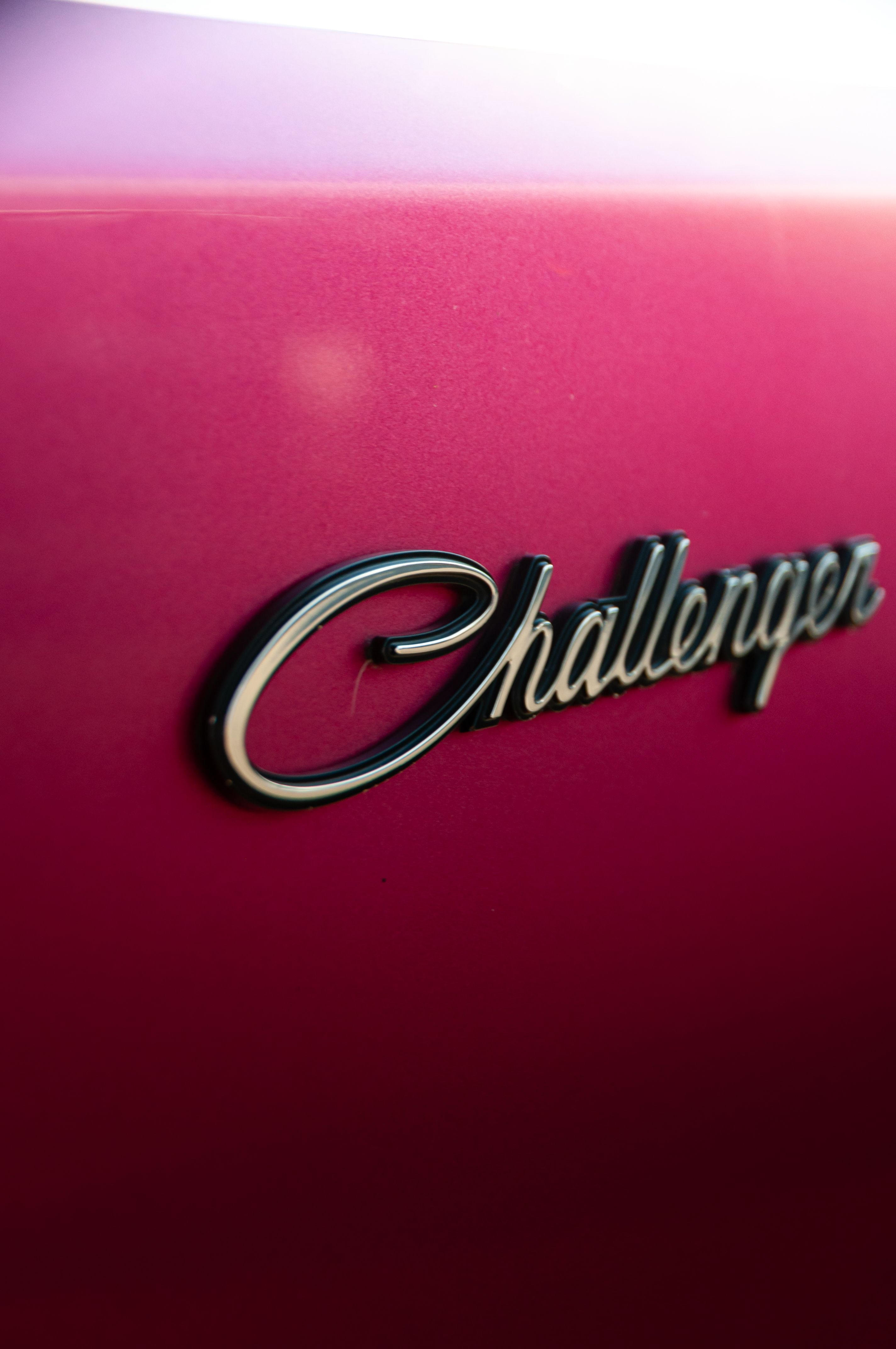 Close-Up of a Pink Dodge Challenger Emblem · Free Stock Photo