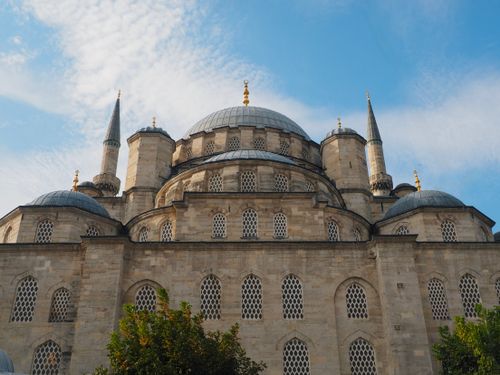 Free Capture of a historic mosque in Istanbul showcasing stunning Islamic architecture under a vibrant blue sky. Stock Photo