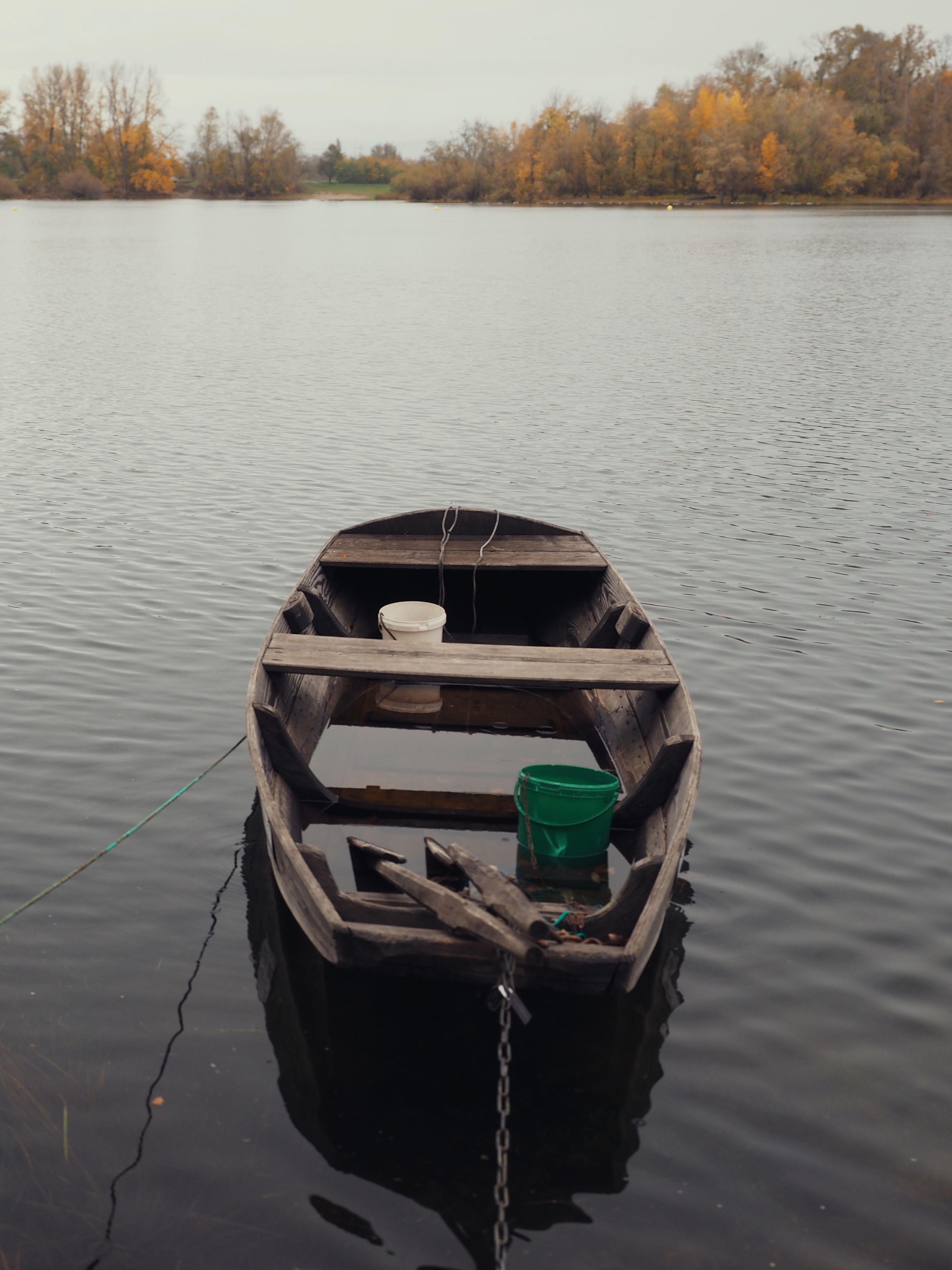 Rustic Wooden Boat on a Tranquil Lake · Free Stock Photo