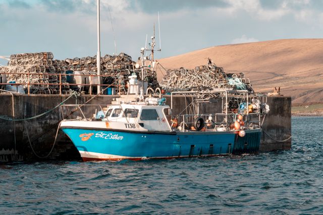 Bateau de pêche traditionnel amarré au large de l'Atlantique