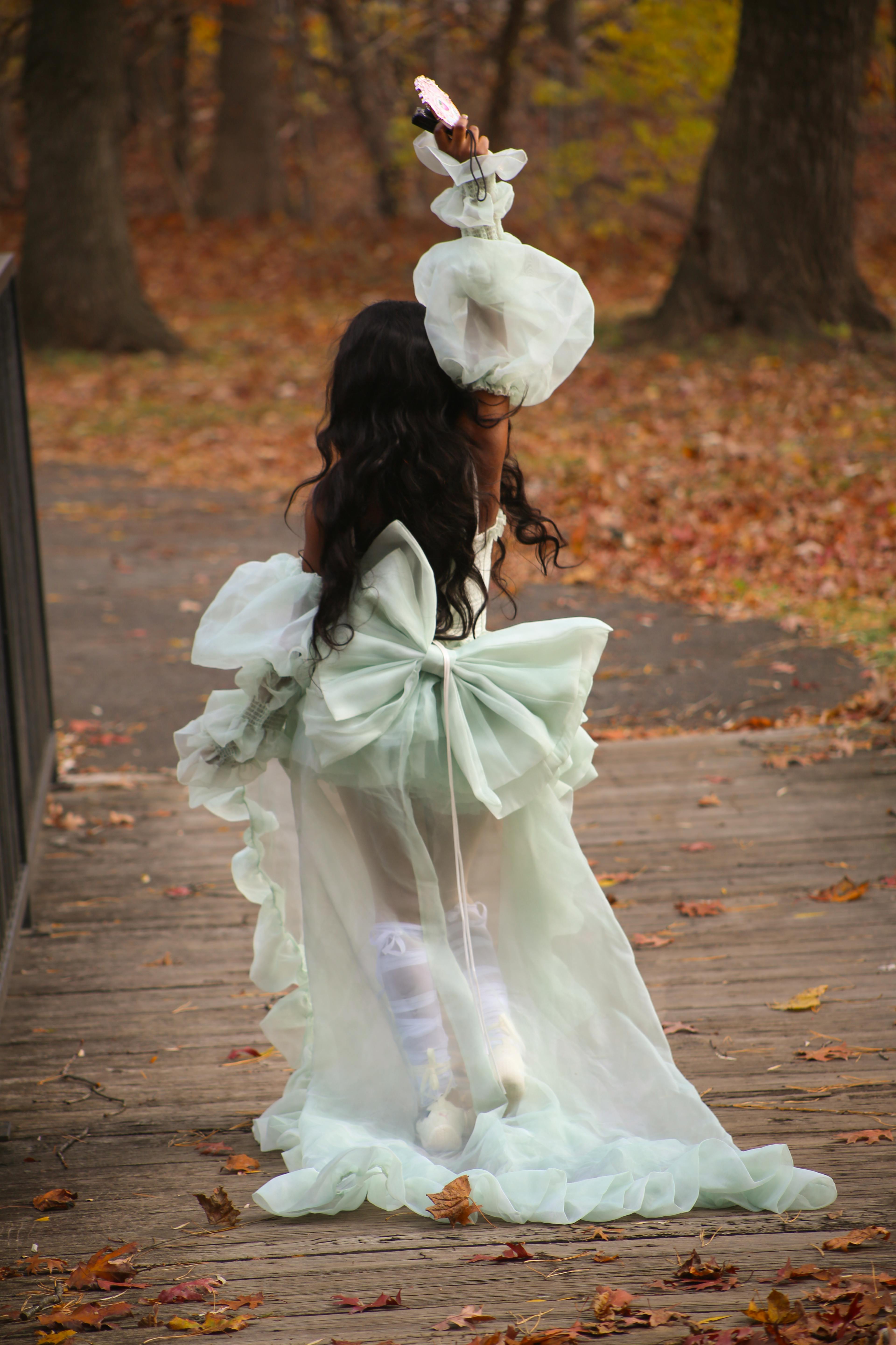Gratis Una ragazzina in costume da fata saltella in una foresta autunnale a Colonie, New York. Foto a disposizione
