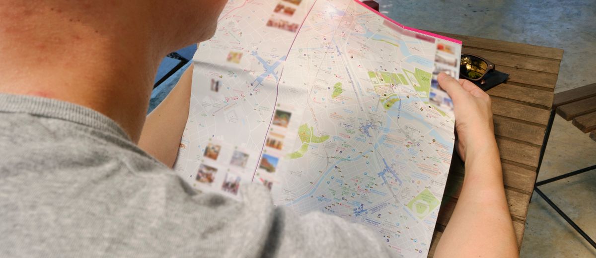 Un viajero consulta un mapa