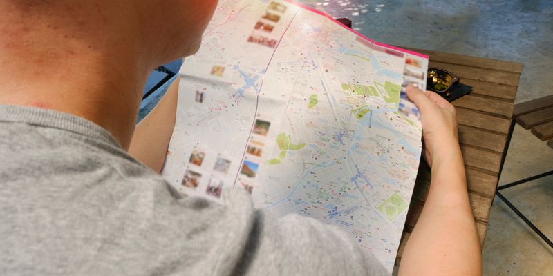 Un viajero consulta un mapa