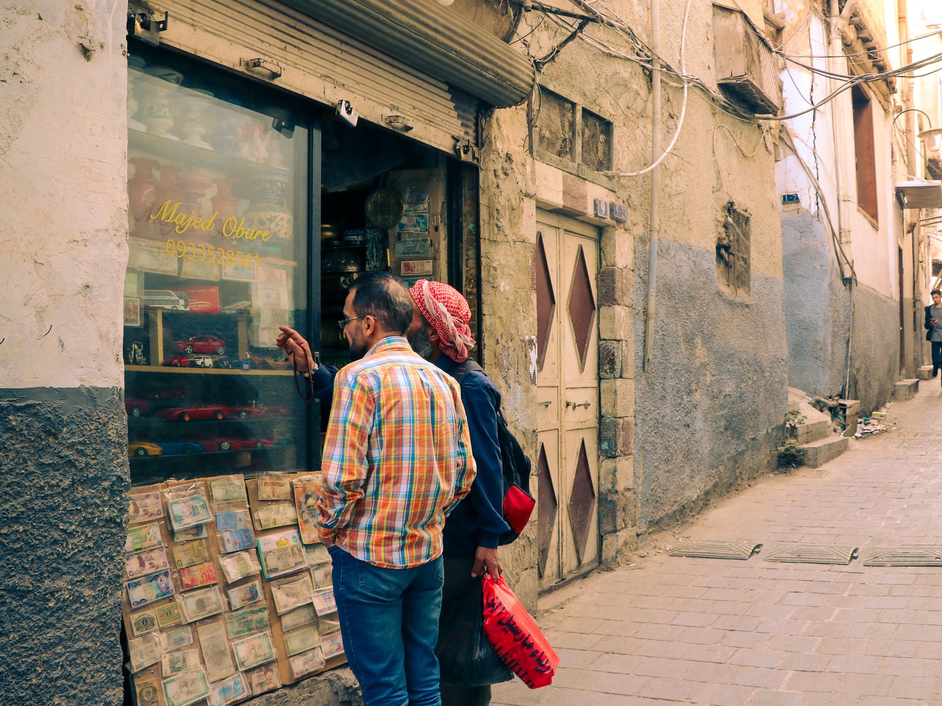 Calle de la ciudad vieja con tiendas en Damasco