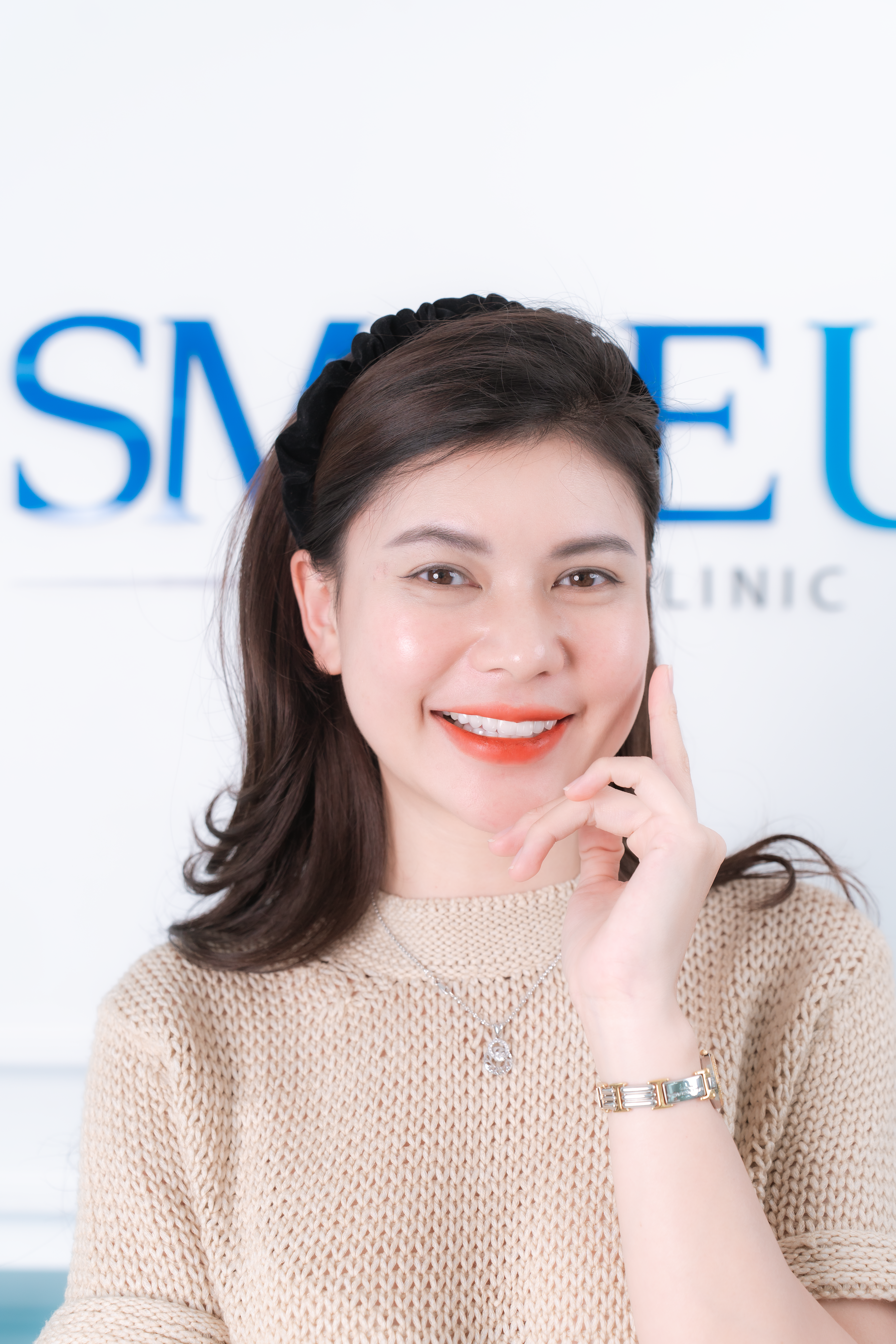 Trám răng thẩm mỹ là một thủ thuật phục hình răng được sử dụng để cải thiện vẻ ngoài của răng