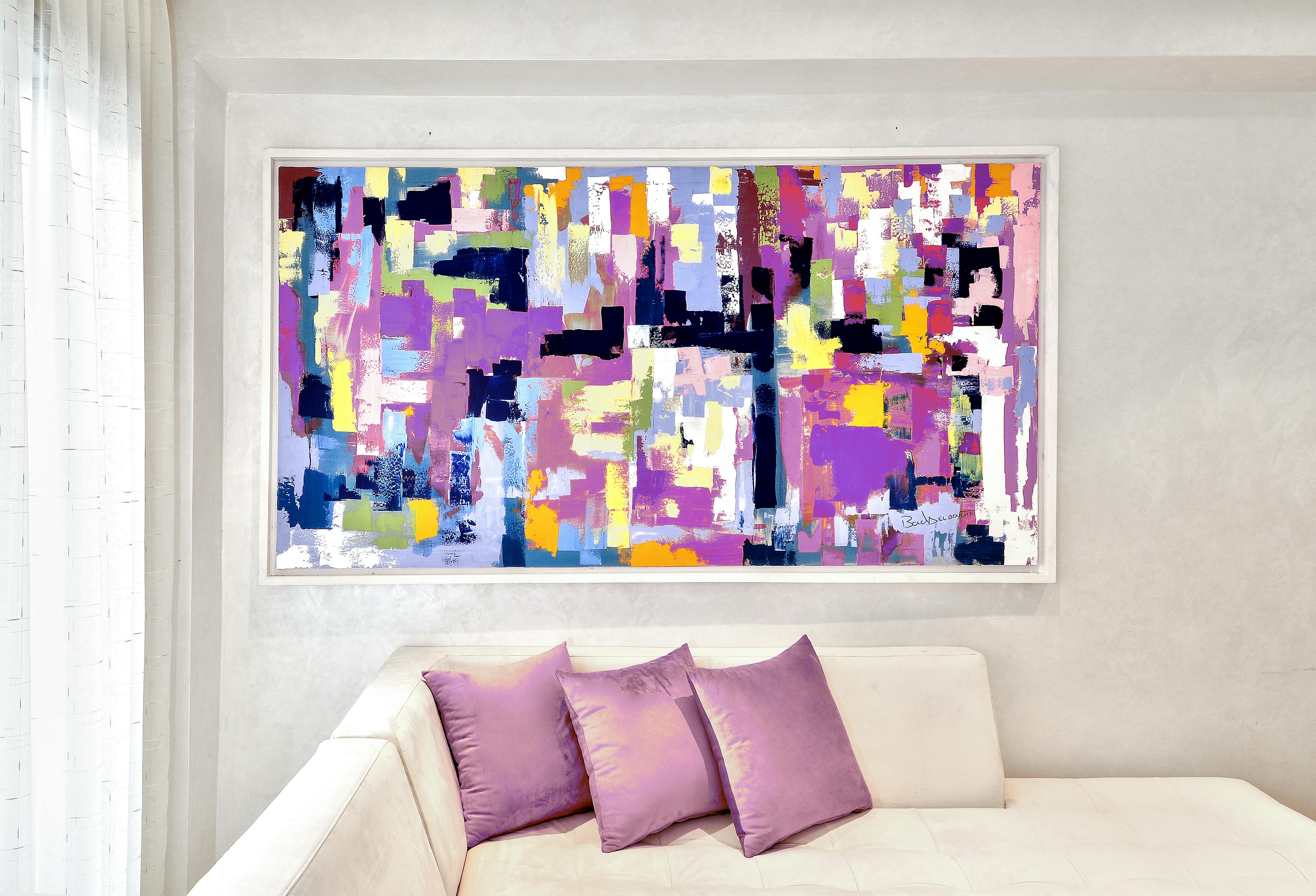 Wohnzimmerwand mit sauber ausgerichteter Bildergalerie, dezente Rahmen und ruhige Wandgestaltung