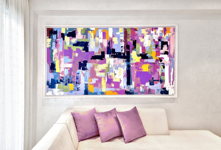 Wohnzimmerwand mit sauber ausgerichteter Bildergalerie, dezente Rahmen und ruhige Wandgestaltung